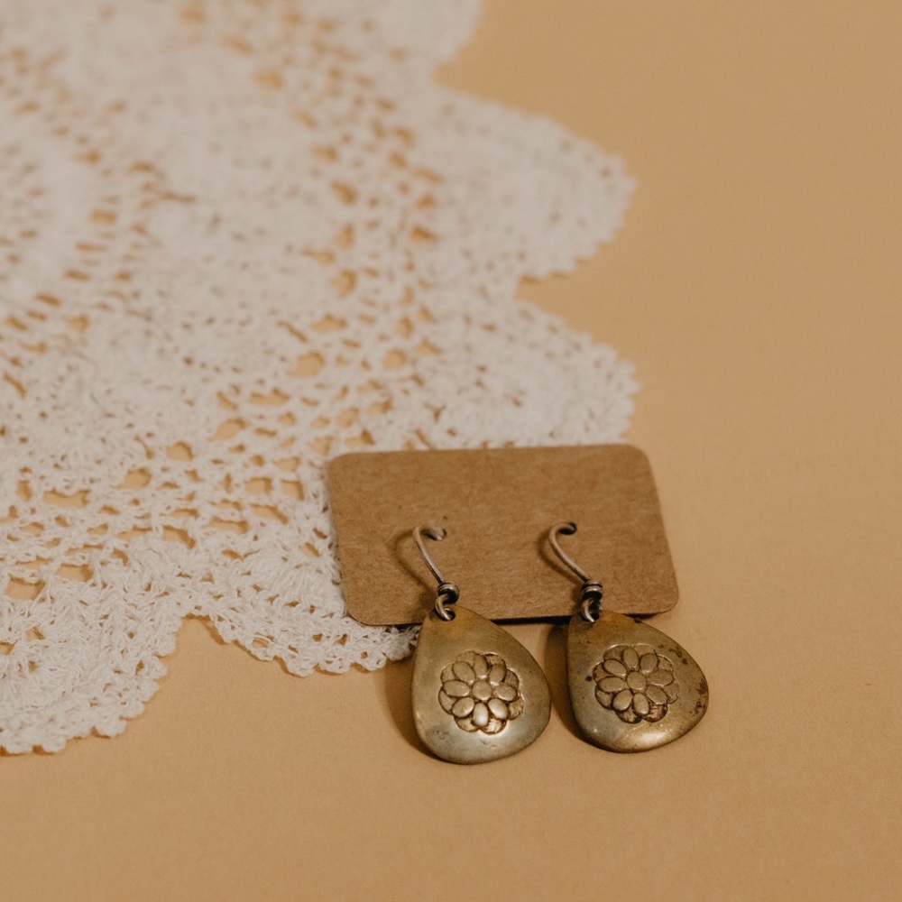 Vintage gold floral dangle earrings